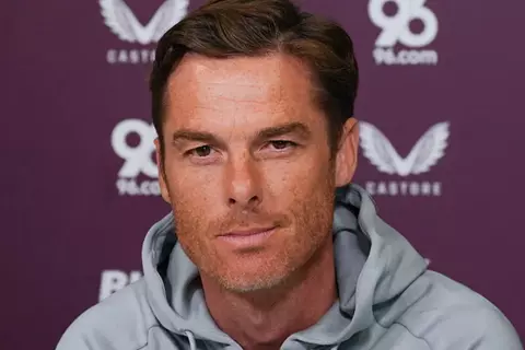  مدرب بيرنلي: متحمسون لتحدي مانشستر سيتي